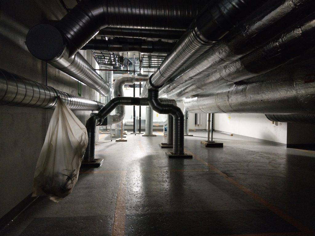 Isoleeritud ventilatsioonitorustik hoone tehnokorrusel