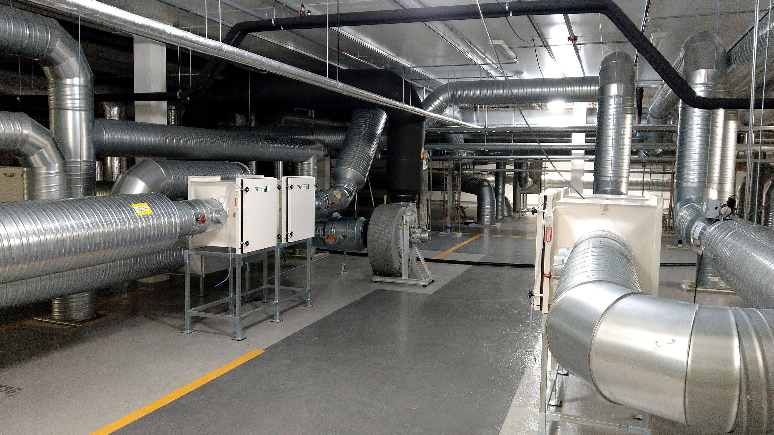 Ventilatsiooniseadmed ja spiraalkanalid suures tehnoruumis
